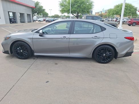 Used 2025 Toyota Camry SE image 3