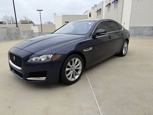 Used 2018 Jaguar XF Premium image 3