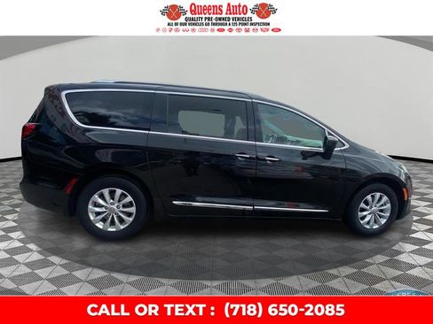 Used 2019 Chrysler Pacifica Touring-L image 8