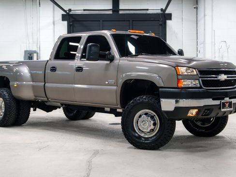 Used 2006 Chevrolet Silverado 3500 LT w/ Heavy-Duty Power Package AWD/4WD image 2