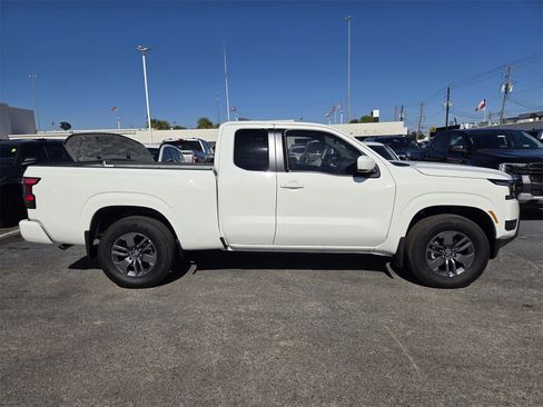 Used 2025 Nissan Frontier SV image 4