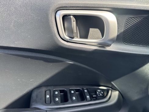 Used 2025 Hyundai Venue SEL FWD image 21
