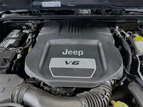 Used 2018 Jeep Wrangler Unlimited Sahara w/ Connectivity Group image 23