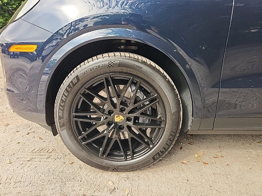 Used 2024 Porsche Cayenne AWD/4WD image 7
