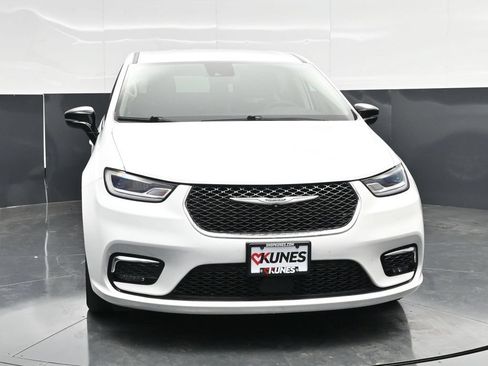 Used 2024 Chrysler Pacifica Touring-L FWD image 4