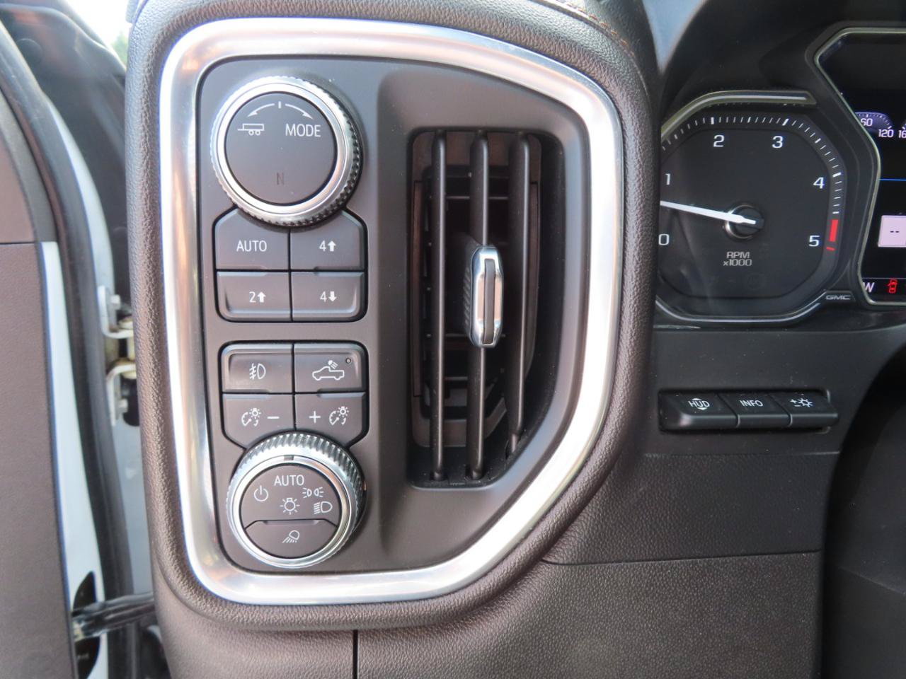 Used 2020 GMC Sierra 2500 AT4 w/ AT4 Premium Package AWD/4WD image 35