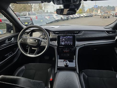 Used 2024 Jeep Grand Cherokee Altitude image 21