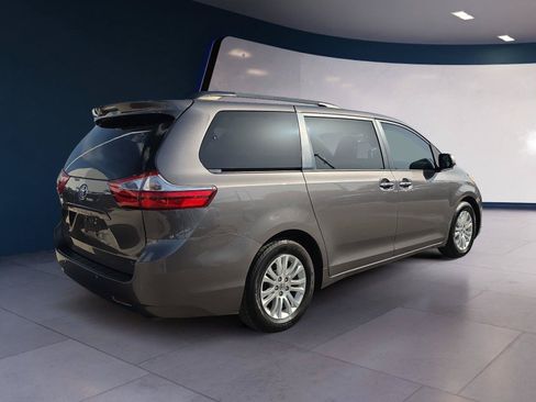 Used 2017 Toyota Sienna XLE Premium FWD image 5