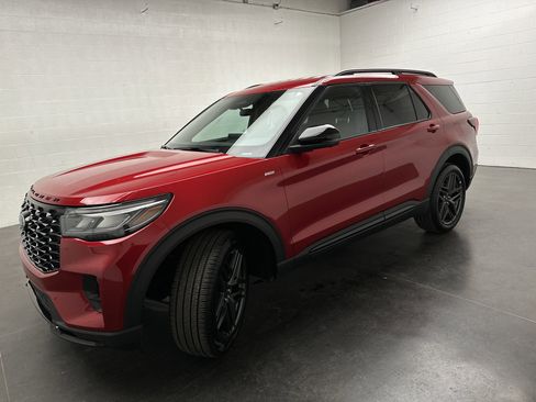 Used 2025 Ford Explorer ST-Line w/ ST-Line Street Pack AWD/4WD image 4
