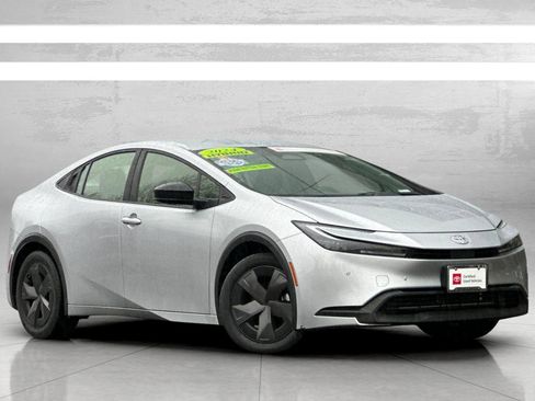 Used 2024 Toyota Prius LE image 2