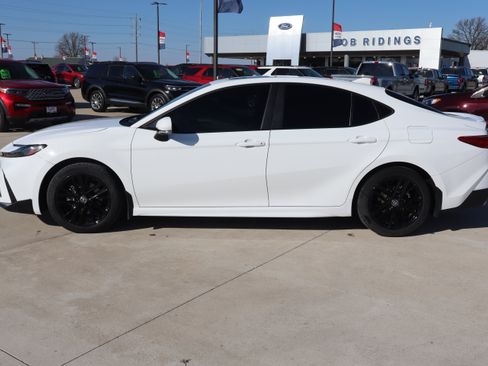 Used 2025 Toyota Camry SE w/ Multimedia Upgrade Package image 9
