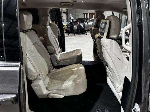 Used 2017 Chrysler Pacifica Touring-L Plus w/ Advanced Safetytec Group image 18