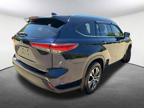 Used 2020 Toyota Highlander XLE AWD/4WD image 13