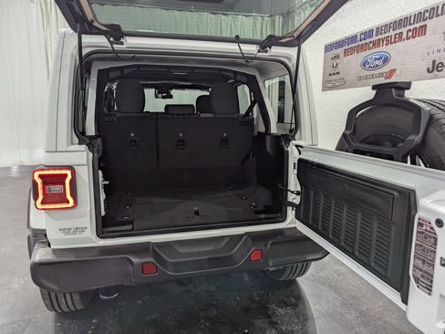 Used 2025 Jeep Wrangler Unlimited Sahara image 12