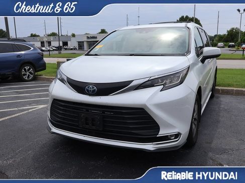 Used 2022 Toyota Sienna XLE w/ XLE Plus Package FWD image 9