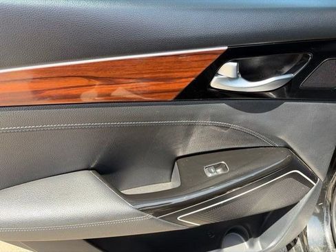 Used 2017 Kia Cadenza Premium w/ Luxury Package FWD image 33