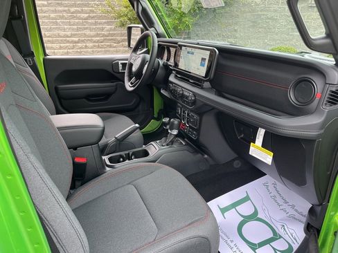 New 2025 Jeep Gladiator Rubicon w/ Convenience Group image 13