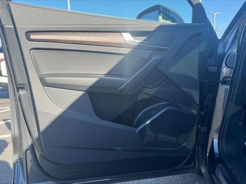 Used 2023 Audi Q5 2.0T Premium w/ Convenience Package image 9