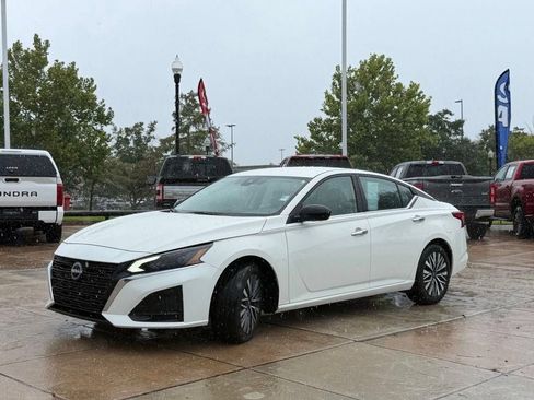Used 2025 Nissan Altima 2.5 SV FWD image 8