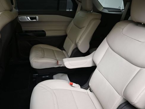Used 2020 Ford Explorer Platinum w/ Premium Technology Package AWD/4WD image 21