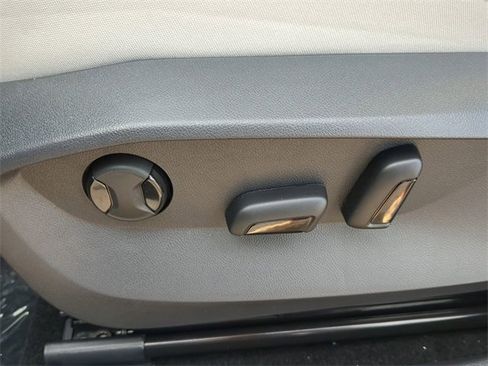 New 2025 Volkswagen Taos SE image 19