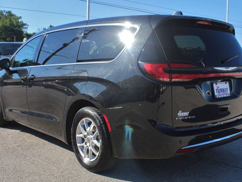 Used 2023 Chrysler Pacifica Touring-L FWD image 6
