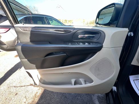 Used 2018 Dodge Grand Caravan SE w/ UConnect Hands-Free Group image 13