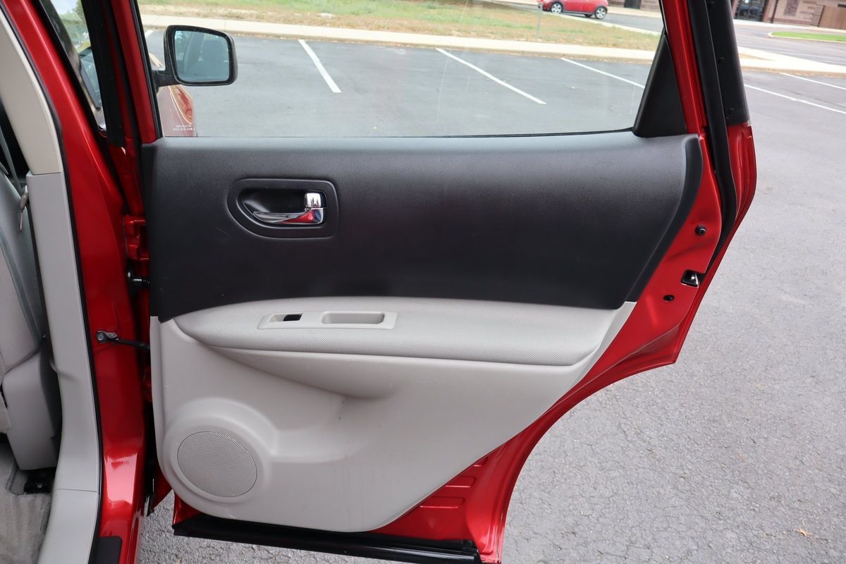 Used 2015 Nissan Rogue S AWD/4WD image 25