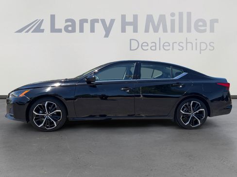 Used 2024 Nissan Altima 2.5 SR w/ SR Premium Package FWD image 2