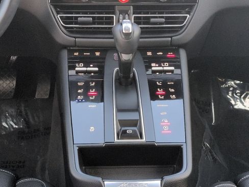 Used 2024 Porsche Macan Turbo AWD/4WD image 19