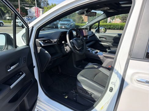 Used 2025 Toyota Sienna Platinum AWD/4WD image 26