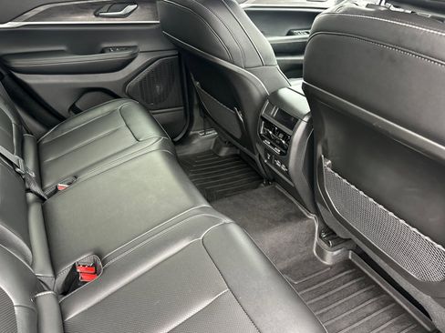 Used 2024 Jeep Grand Cherokee Limited w/ Luxury Tech Group II image 19