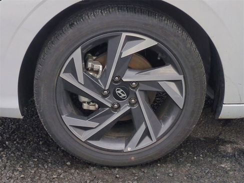 Certified 2025 Hyundai Elantra SEL image 9