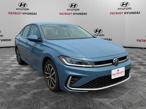 Used 2025 Volkswagen Jetta SE FWD image 1