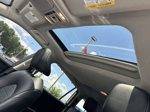 Used 2024 Toyota Highlander XLE FWD image 18