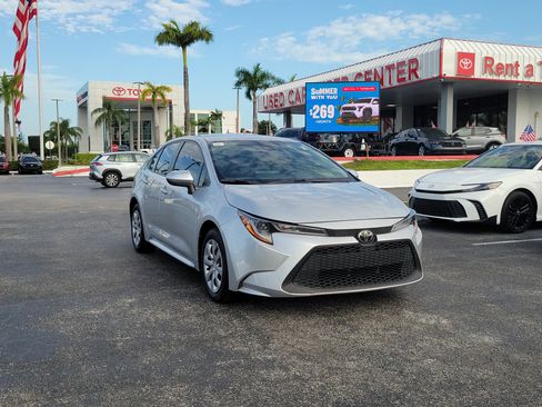 Used 2022 Toyota Corolla LE FWD image 2