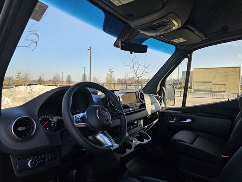 New 2025 Mercedes-Benz Sprinter 2500 image 10