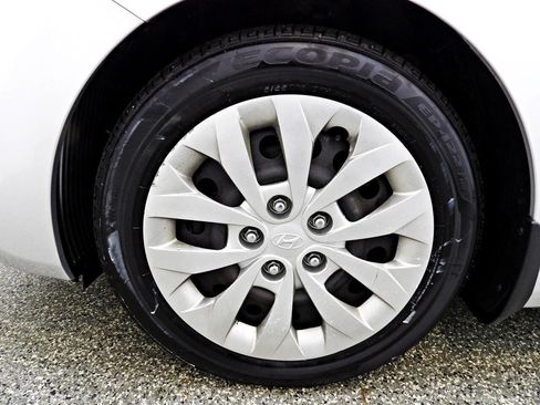 Used 2016 Hyundai Elantra GT FWD image 17