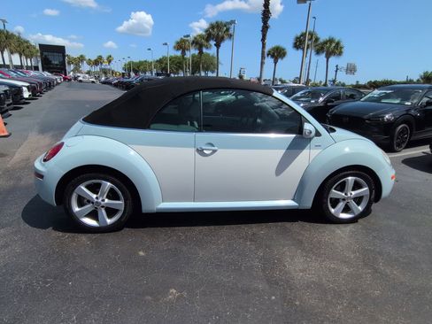 Used 2010 Volkswagen Beetle Convertible FWD image 3