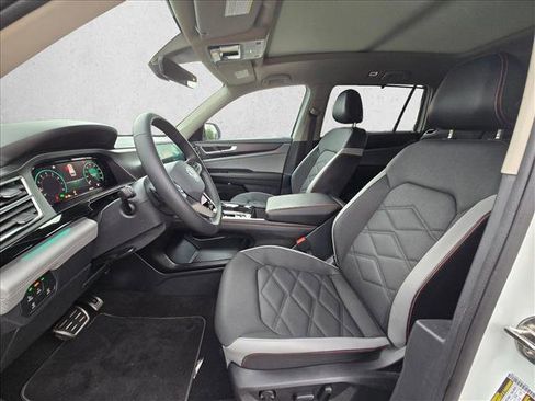 Used 2024 Volkswagen Atlas Peak Edition SE AWD/4WD image 15