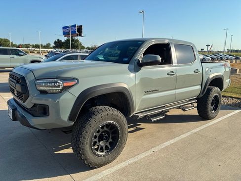 Used 2023 Toyota Tacoma TRD Off-Road w/ Technology Package AWD/4WD image 4