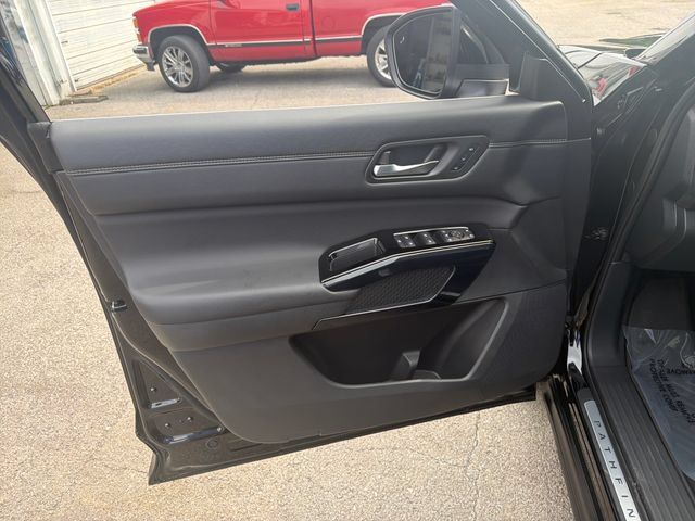 Certified 2026 Nissan Pathfinder Platinum AWD/4WD image 12