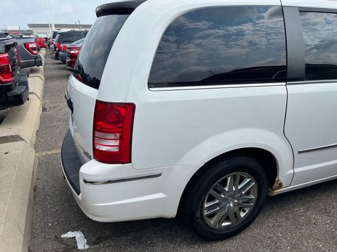 Used 2010 Chrysler Town & Country Limited w/ Entertainment Group #3 FWD image 14