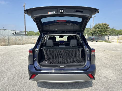 Certified 2025 Toyota Highlander Platinum AWD/4WD image 21