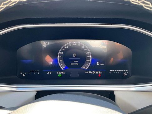 Certified 2025 Volkswagen Taos SE image 26