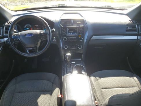 Used 2018 Ford Explorer XLT AWD/4WD image 12