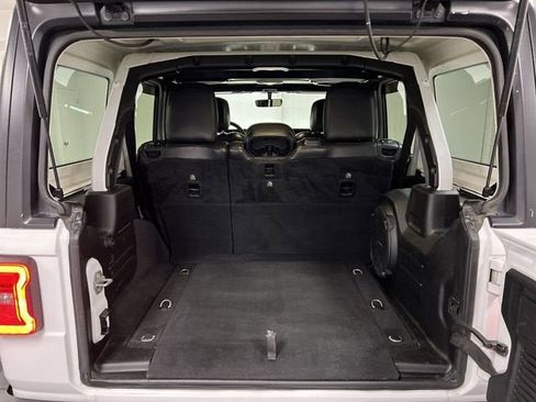 Used 2018 Jeep Wrangler Unlimited Sahara image 26