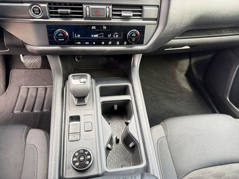 Used 2024 Nissan Pathfinder S image 18