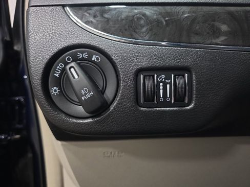 Used 2015 Chrysler Town & Country Touring-L w/ Driver Convenience Group image 27