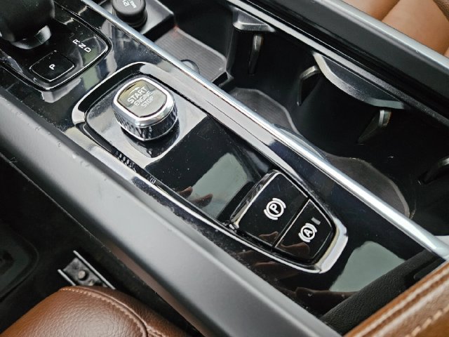 Certified 2023 Volvo XC60 B5 Plus w/ Climate Package AWD/4WD image 29